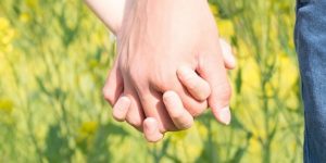 付き合う前に手を繋ぐ男性心理8つ！繋ぎ方で気持ちが表れてる？