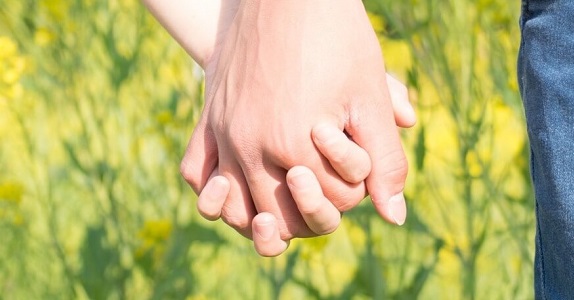 付き合う前に手を繋ぐ男性心理8つ 繋ぎ方で気持ちが表れてる 恋ヲタク